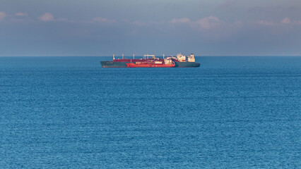 LNG Gasversorgung von Deutschland - Gas, Erdgaslieferung per Schiff in Lubmin vor Rügen Ostsee |...