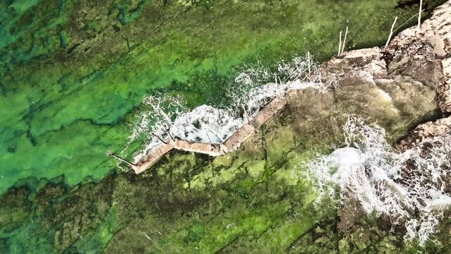Atemberaubende Aussichten in 4K: Ein Drohnenvideo von der kroatischen K&uuml;ste mit beruhigenden Kl&auml;ngen des Adriatischen Meeres und Wind in den B&auml;umen