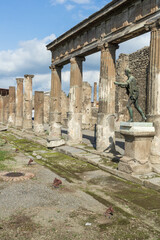 Fototapeta na wymiar Temple d’Apollon, site archéologique de Pompéi, Baie de Naples, Italie