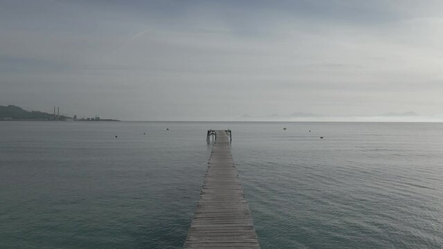 Muelle de madera sobre el mar / video a&eacute;reo con drone dron (Dlog para edici&oacute;n de color profesional)