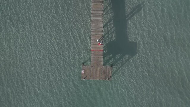Muelle de madera sobre el mar / video a&eacute;reo con drone dron (Dlog para edici&oacute;n de color profesional)