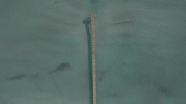 Muelle de madera sobre el mar / video a&eacute;reo con drone dron (Dlog para edicion de color profesional)