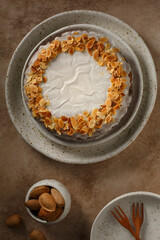 Gâteau aux amandes sur une assiette blanche