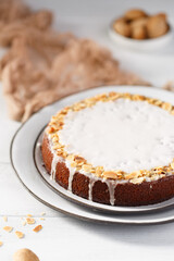 Gâteau aux amandes sur une assiette blanche