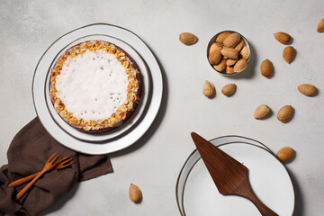 Gâteau aux amandes sur une assiette blanche