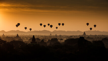 Mongolfieres sur Bagan.