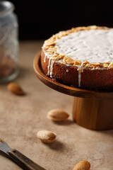 Gâteau fondant aux amandes sur un présentoir à gâteau