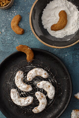 Biscuits aux noix sur une grille de refroidissement