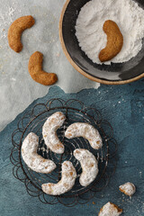 Biscuits aux noix sur une grille de refroidissement