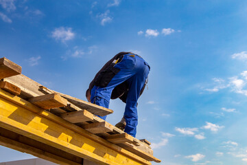 Maurer bei Arbeiten an einem neuen Apartmentgebäude