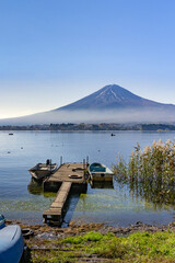 山梨県富士河口湖町　紅葉シーズンの河口湖
