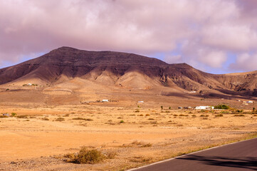 Vulkanberge an der Playa de la Barca auf der Insel Fuerteventura bei Sonnenuntergang