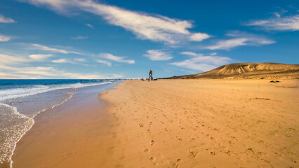 Fototapeta na wymiar der breite Sandstrand an der Playa de la Barca auf der Insel Fuerteventura 