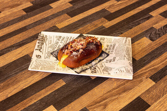 maritozzo alla carbonara, maritozzo, carbonara, salato, pasto, tipico, roma, romano, reinterpretazione,  pancetta, uovo, pane, pecorino, formaggio, italia, pub, ristorante, fatto, casa, in, mamma, buo