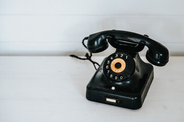 altes, antikes, schwarzes Telefon aus Bakelit, mit Wählscheibe. Retro, Vintage