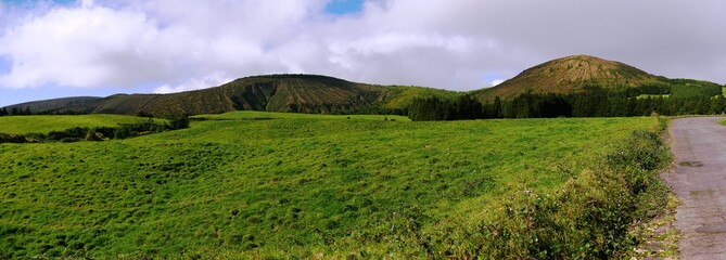 Photo panoramique de la montagne volcanique du Monte Escuro sur l'île de Sao Miguel dans l'archipel des Açores au Portugal. Europe