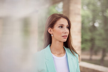 Elegante Glamouröse Schöne Junge Sportliche Frau im mint grünen Kleid im Park mit Palmen bei...