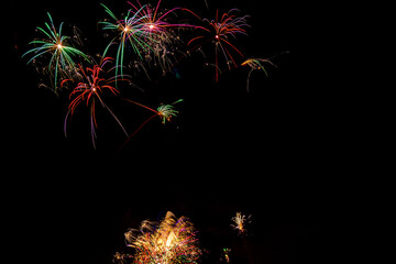Farbenfrohes Feuerwerk mit schwarzem Bereich für Beschriftungen
