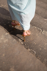 Elegante Schöne Junge Sportliche Frau im mint grünen Kleid im Park mit Palmen bei Berlin