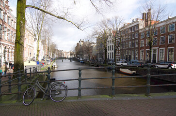 Fototapeta premium Canal et paysage urbain à Amsterdam, pays bas, hollande