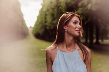 Elegante Schöne Junge Sportliche Frau im mint grünen Kleid im Park bei Berlin