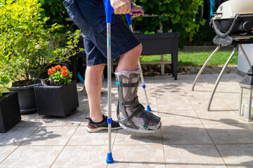 Broken Leg with a Orthese and Crutsches