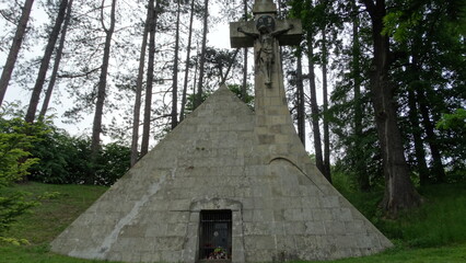 Fototapeta na wymiar Piramida w Zagórzanach, grobowiec piramidalny o wysokości 10 metrów, Małopolska,