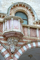 Pulpito esterno alla facciata di Palazzo dei Priori, in Piazza IV Novembre a Perugia