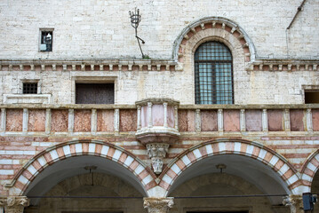 Pulpito esterno alla facciata di Palazzo dei Priori, in Piazza IV Novembre a Perugia