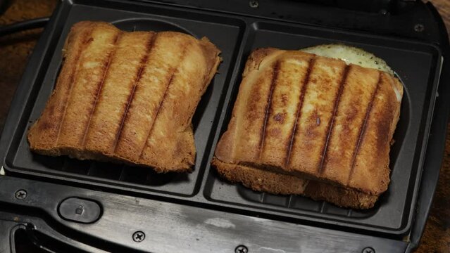 croque monsieur cuisant dans un appareil &agrave; croque-monsieur