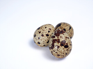 Obraz premium Quail eggs isolated on white background