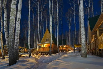 Foto op Plexiglas Russia. Krasnoyarsk Territory. Night view of guest houses in a birch grove on the shore of the lake Steam room rich in fish. This is an overnight stay for numerous fishermen. © Александр Катаржин