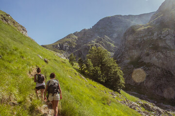 Fototapeta na wymiar Personas haciendo senderismo en la montaña