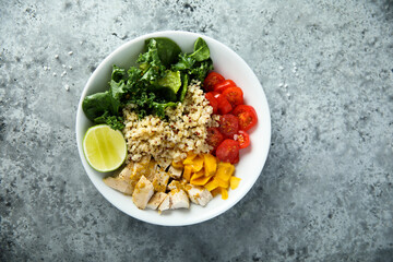 Quinoa with chicken, mango and kale	
