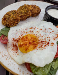 Fried eggs with spinach salad 