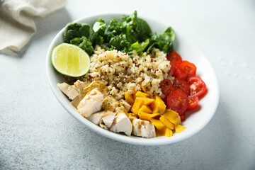 Quinoa with chicken, mango and kale