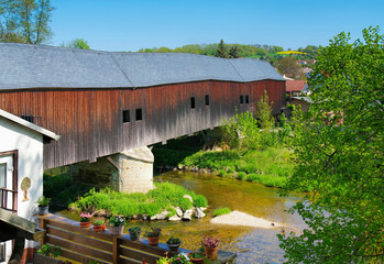 Wünschendorf im Vogtland über den Elster Fluss, historische überdachte Holzbrücke - Wuenschendorf in the Vogtland, historic covered wooden bridge - 557930921