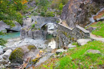alte Steinbogenbrücke bei Mulini im Bavonatal, Tessin in der Schweiz - old stone arch bridge near Mulini in Bavona Valley, Ticino
