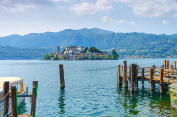 Blick auf die Insel Isola San Giulio im Orta-See in Italien - View of the island Isola San Giulio at the Lake Orta - 557931102