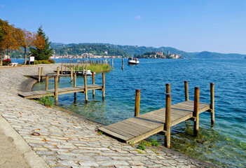 Pella, am Ufer des Orta-See in Italien - Pella, on the shore of Lake Orta - 557931189