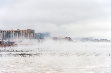 Hudson river in Winter with Misty Edgewater Cityscape in Background. New Jersey, USA - obrazy, fototapety, plakaty