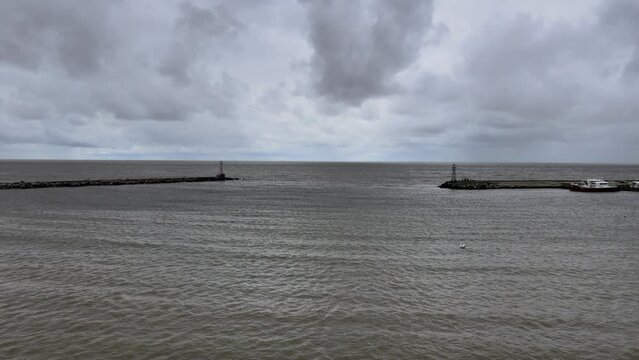 Escollera con faros para evitar colisiones de barcos navegando hacia puerto 