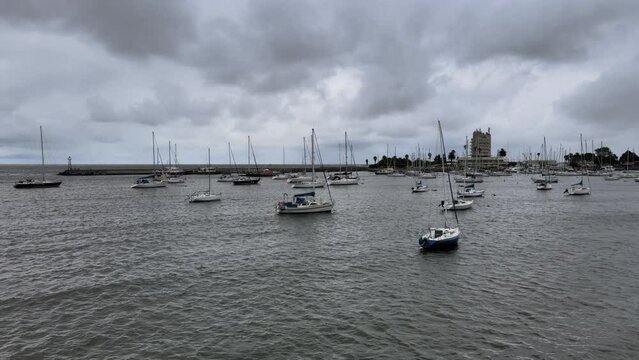 Barcos atados en puerto a punto de venir sudestada y temporal 