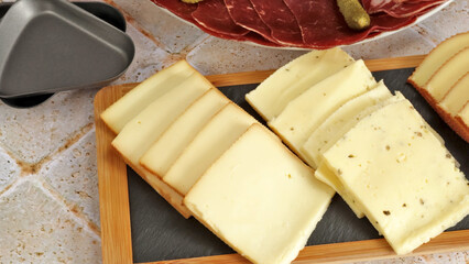 charcuterie et fromage à raclette