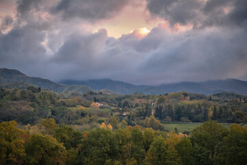 Obraz premium Autumnal landscape at sunset of tuscan countryside in Mugello
