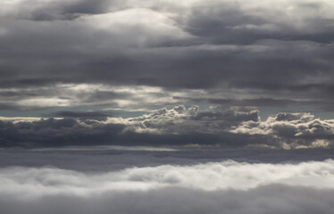 Obraz premium Dramatische Wolkenformation am Himmel, aus einem Flugzeug fotografiert