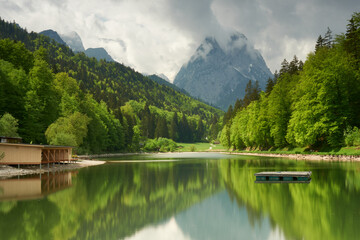 Glänzender Riessersee mit Blick auf die Zugspitze, Bayern, Deutschland