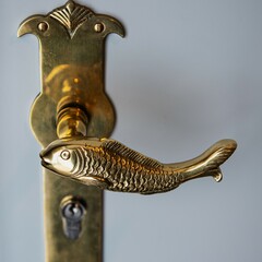 Türklinke  in Form eines Fisches aus Messing