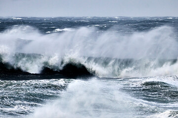 Naklejka premium waves breaking on the rocks