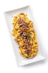 Piatto di deliziose tagliatelle al ragu bianco, cibo italiano